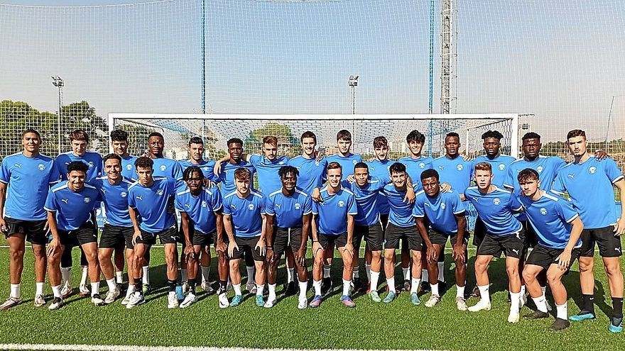 La plantilla del ‘Mini Glorias’ posa en las instalaciones de Ibaia el primer día de la pretemporada antes de comenzar a entrenar.