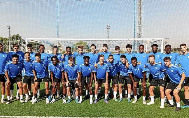 La plantilla del ‘Mini Glorias’ posa en las instalaciones de Ibaia el primer día de la pretemporada antes de comenzar a entrenar.