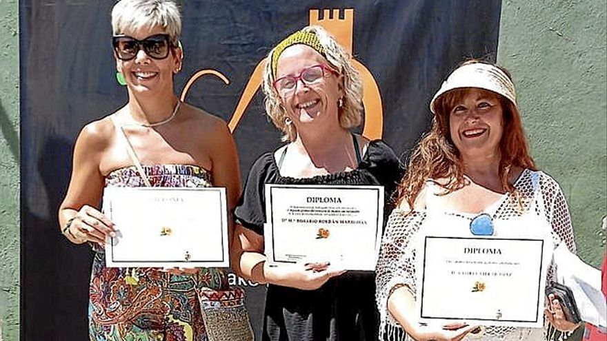 Las ganadoras del concurso de postres con sus diplomas.