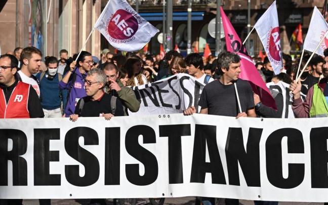 El Gobierno francés teme que la huelga afecte a la producción de las refinerías provocando escasez en las gasolineras como hace unos meses.