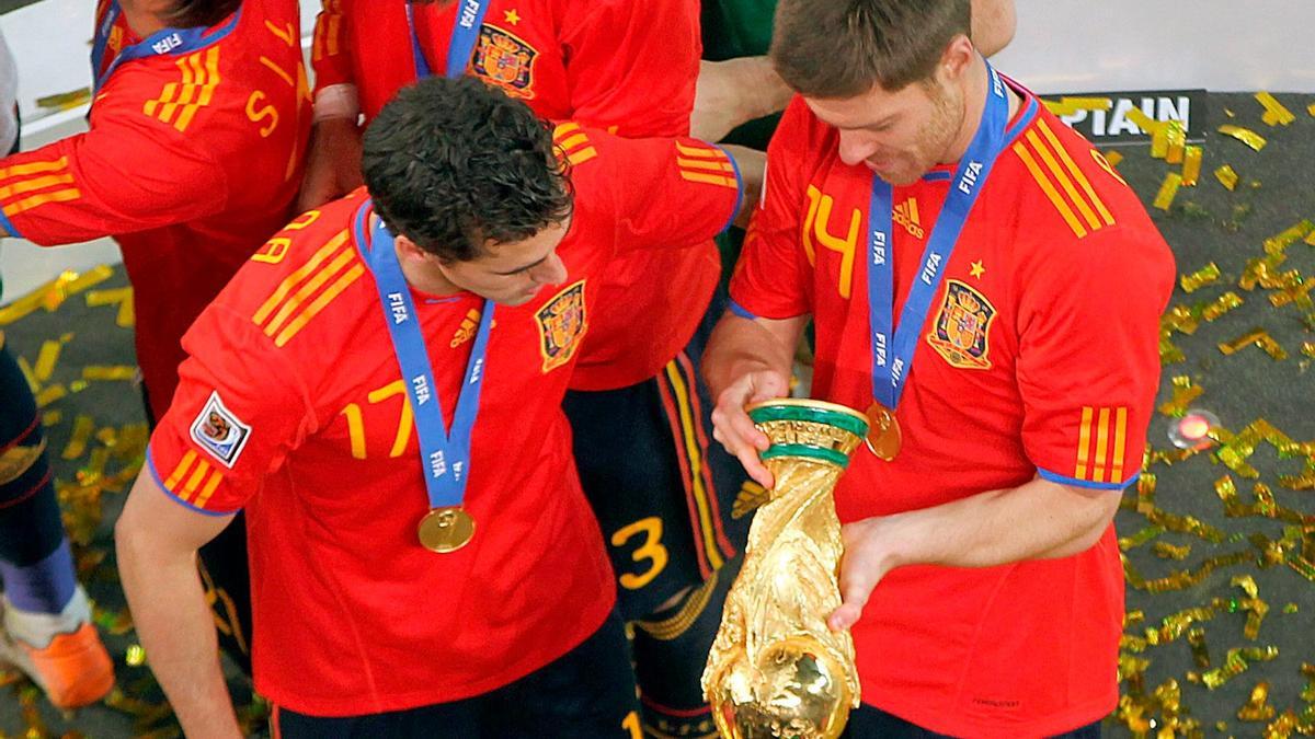 Xabi Alonso observa el trofeo de campeones.