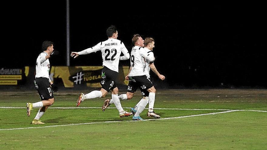 Los jugadores del Tudelano celebran el gol de Colau.