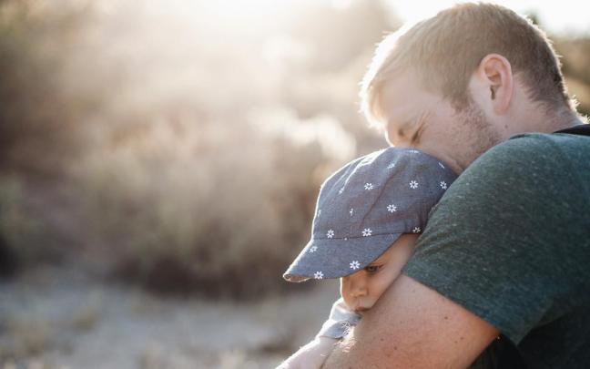 Un padre con su bebé Un padre con su bebé