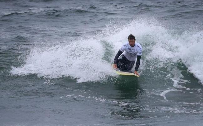 Ibon Oregi coge una ola en el Mundial que se ha celebrado en California.