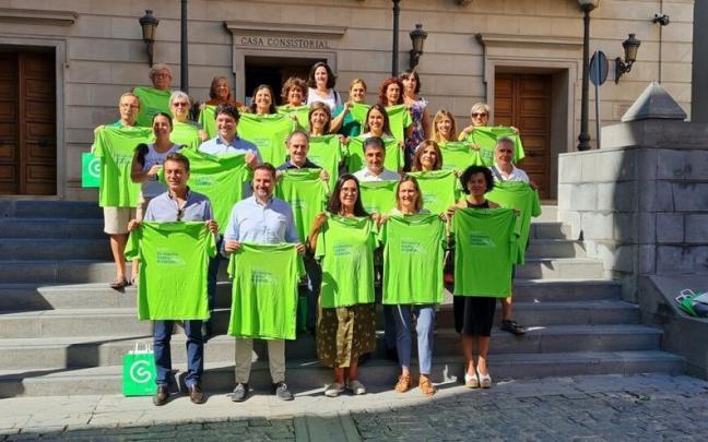 Organizadores, voluntarios y patrocinadores posan con la camiseta del evento Organizadores, voluntarios y patrocinadores posan con la camiseta del evento