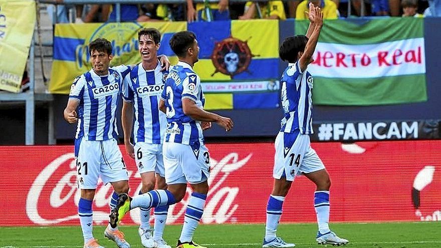 Los jugadores de la Real celebran el gol de Kubo en el Nuevo Mirandilla. | FOTO: LFP