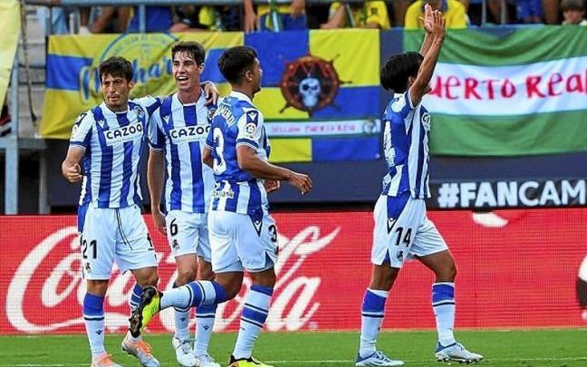 Los jugadores de la Real celebran el gol de Kubo en el Nuevo Mirandilla. | FOTO: LFP