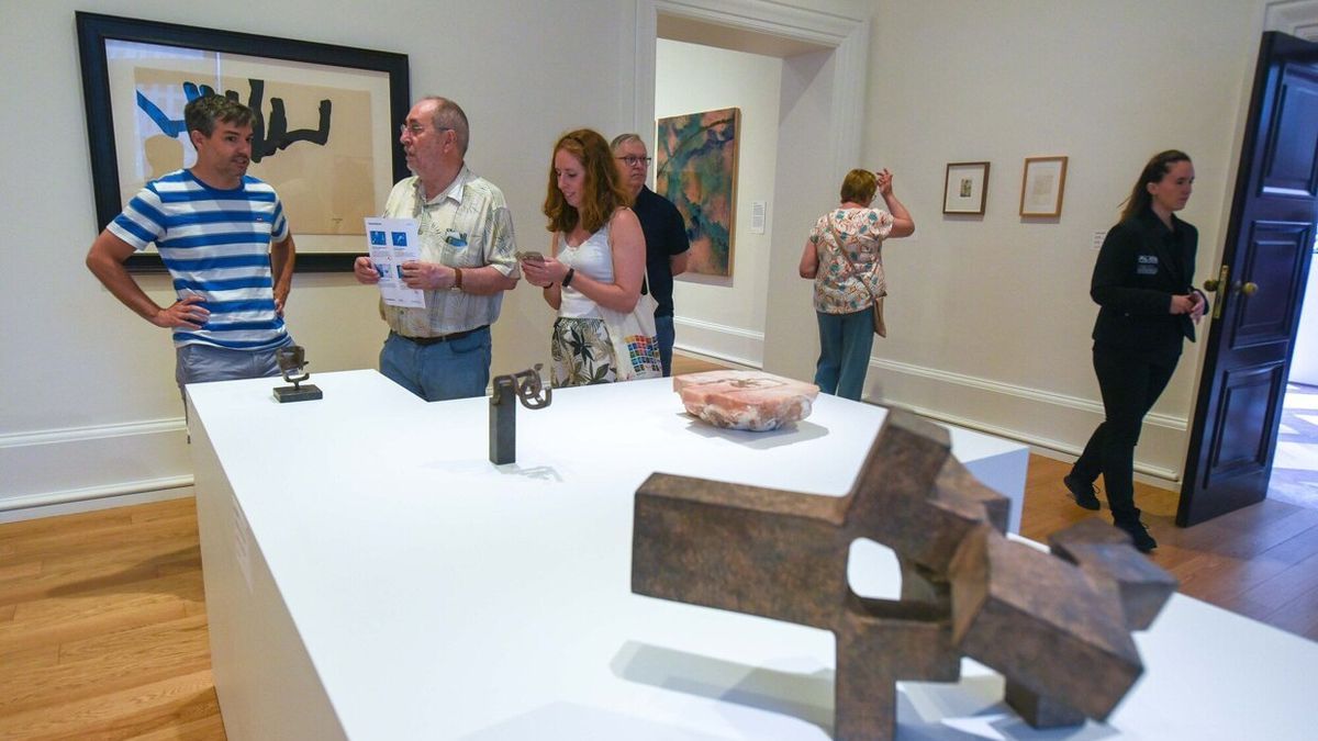 Visitantes en una de las salas que acoge un “cara a cara” entre los artistas de la colección del museo, una exposición con la que reabre su edificio antiguo .