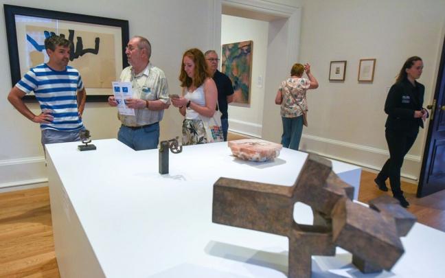 Visitantes en una de las salas que acoge un &ldquo;cara a cara&rdquo; entre los artistas de la colecci&oacute;n del museo, una exposici&oacute;n con la que reabre su edificio antiguo .