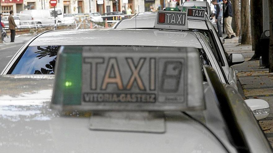 Imagen de archivo de varios taxis en Gasteiz. | FOTO: ALEX LARRETXI