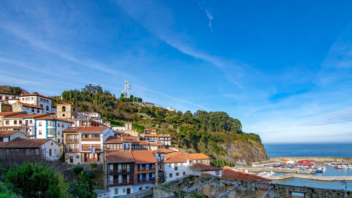 El pueblo asturiano de Lastres, un destino ideal para descansar y disfrutas estas vacaciones.