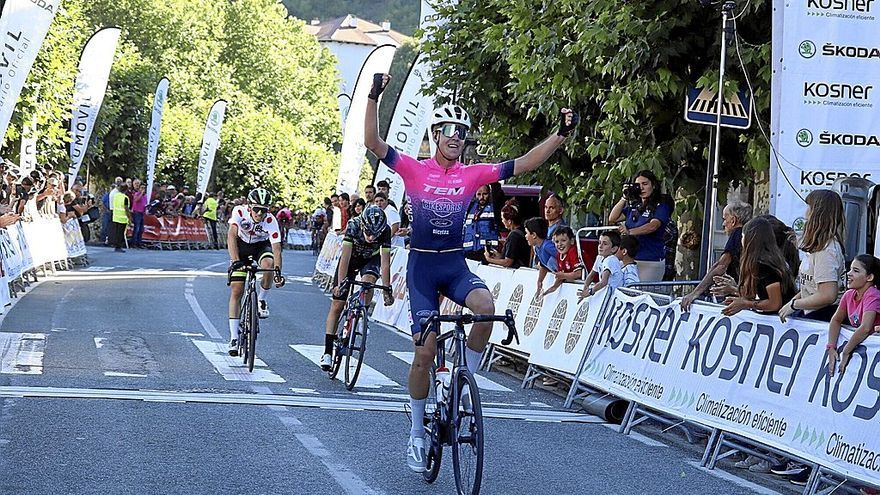 Adrià Franquesa, entrando primero en meta, seguido por Miguel Domínguez y el navarro Mikel Uncilla; quien se pone primero en la general. | FOTO: CEDIDA