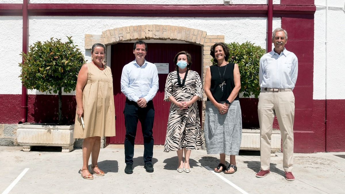 El consejero Irujo y la consejera G&oacute;mez, junto a las hermanas Esparza y el vicepresidente del consejo de administraci&oacute;n, Javier Sainz de los Terreros.