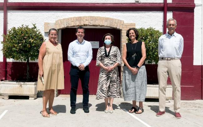 El consejero Irujo y la consejera G&oacute;mez, junto a las hermanas Esparza y el vicepresidente del consejo de administraci&oacute;n, Javier Sainz de los Terreros.