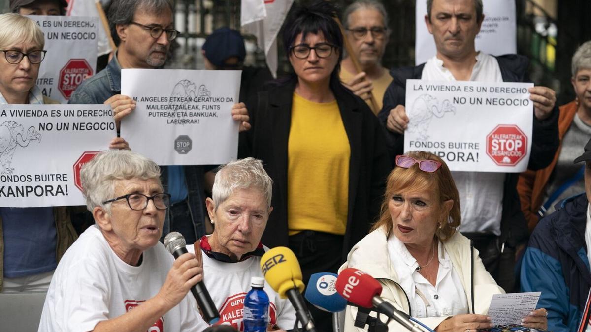 Concentración de la plataforma Stop Desahucios el pasado 11 de octubre, cuando se denunció la compleja situación que atravesaba María Ángeles Otegi, la vecina octogenaria de 81 años, en el centro de la imagen.