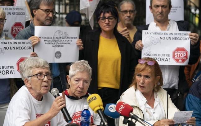 Concentración de la plataforma Stop Desahucios el pasado 11 de octubre, cuando se denunció la compleja situación que atravesaba María Ángeles Otegi, la vecina octogenaria de 81 años, en el centro de la imagen. Concentración de la plataforma Stop Desahucios el pasado 11 de octubre, cuando se denunció la compleja situación que atravesaba María Ángeles Otegi, la vecina octogenaria de 81 años, en el centro de la imagen.