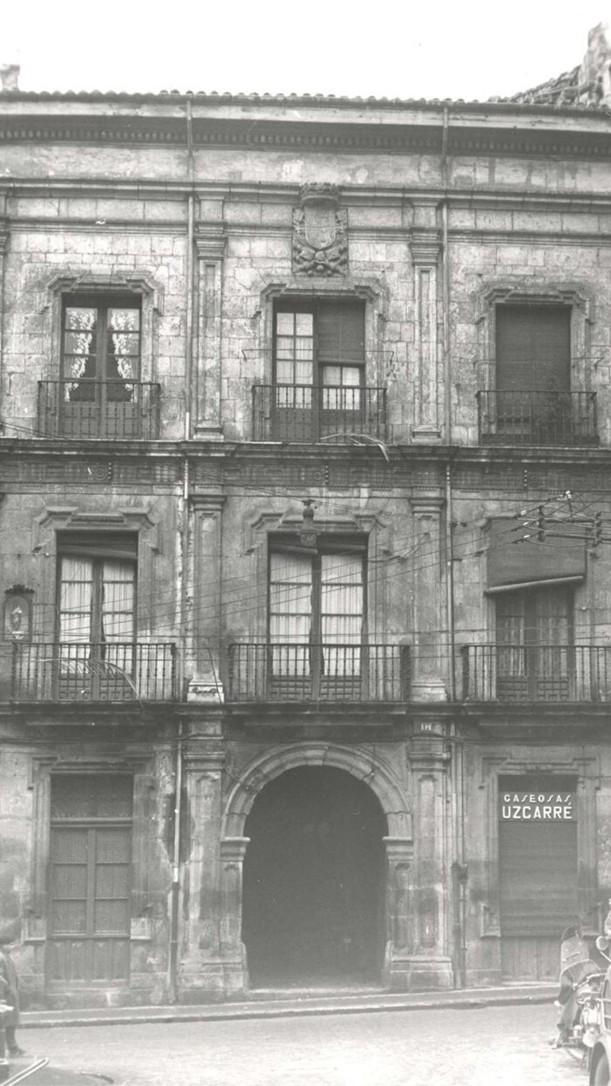 La fachada en 1887, comparada con la de la Casa Consistorial, construida poco después.