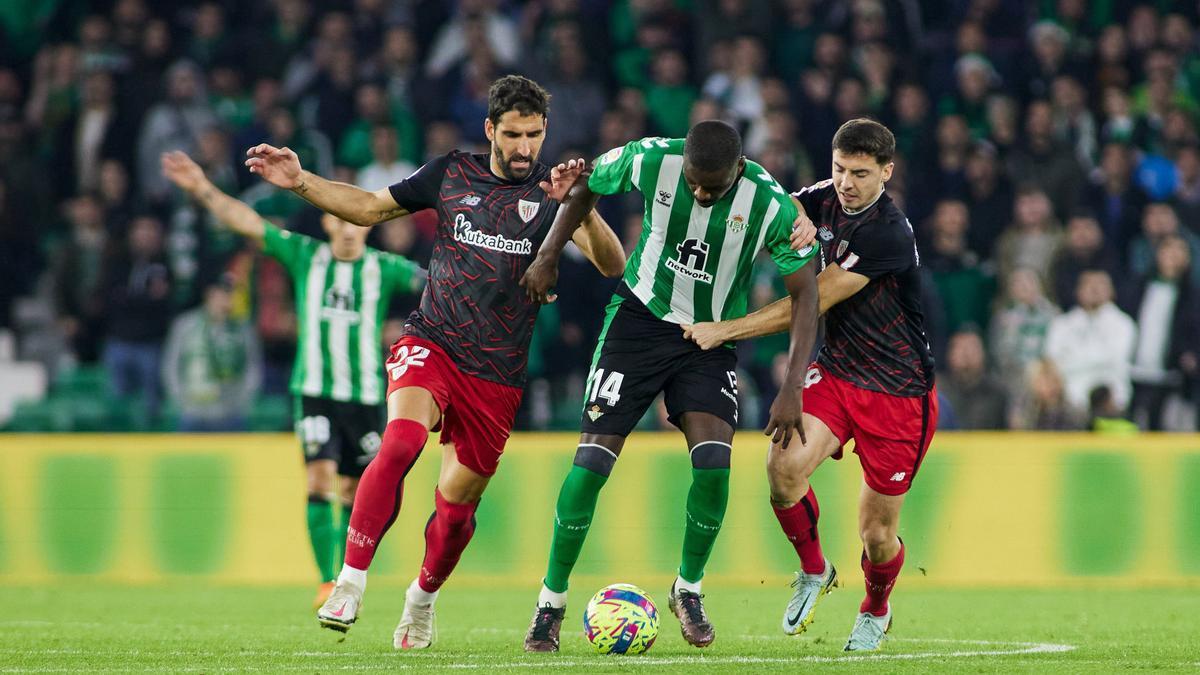 Raúl García y Oier Zarraga tratan de frenar a William Carvalho.