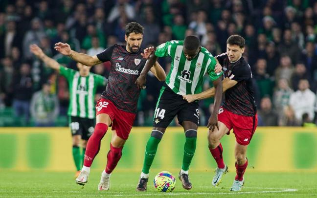 Ra&uacute;l Garc&iacute;a y Oier Zarraga tratan de frenar a William Carvalho.
