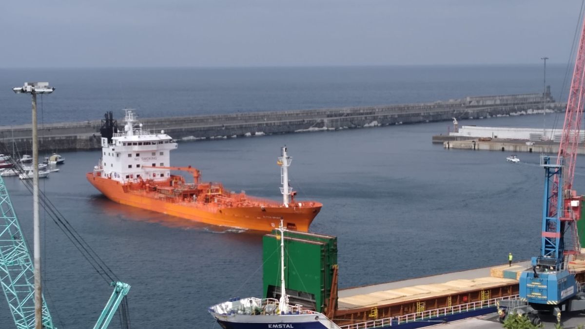 El barco Dutch Spirit en el puerto de Bermeo, esta tarde, a punto de atracar en el muelle asignado