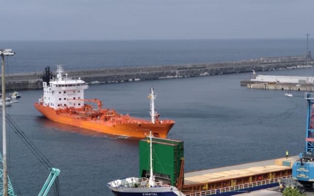 El barco Dutch Spirit en el puerto de Bermeo, esta tarde, a punto de atracar en el muelle asignado