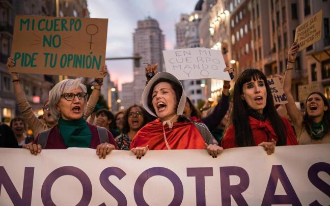 Miles de personas se concentran en la calle para clamar a favor del derecho al aborto de las mujeres Miles de personas se concentran en la calle para clamar a favor del derecho al aborto de las mujeres