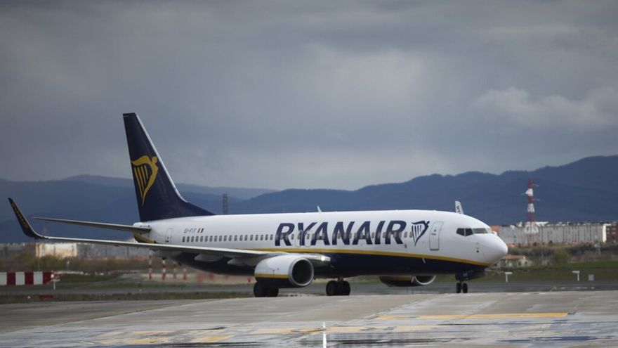 Aeronave de Ryanair en la pista de Foronda