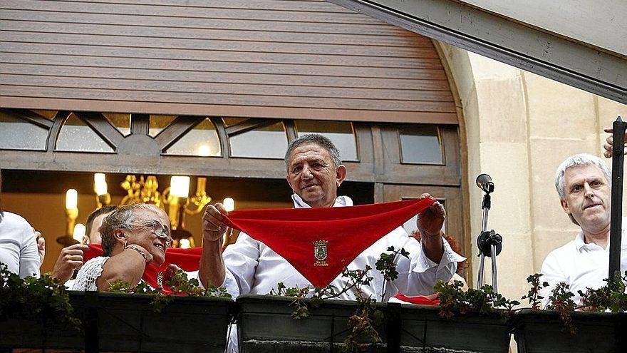 Martín Izuriaga, vecino que elabora los belenes navideños, lanza el cohete en Olite tras ser elegido en la consulta popular.