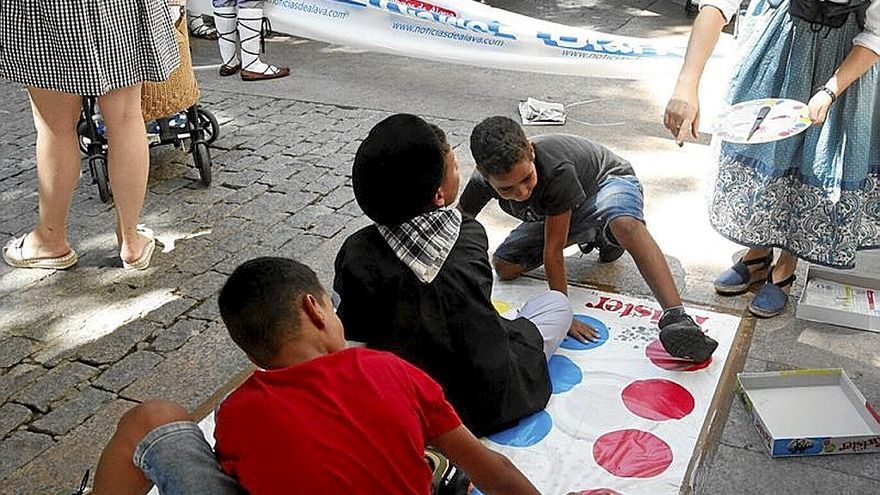 Niños y mayores disfrutan del ‘Zoroak Eguna’. | FOTO: PILAR BARCO