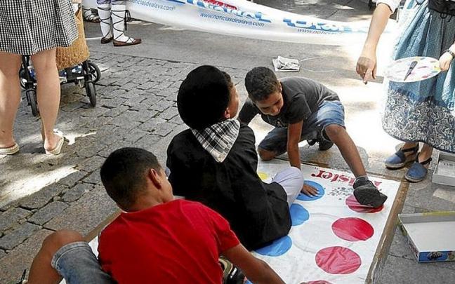 Niños y mayores disfrutan del ‘Zoroak Eguna’. | FOTO: PILAR BARCO