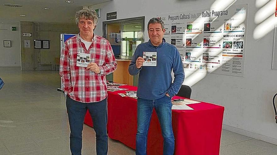 Atxu Ayerra, técnico municipal, y Pedro Leralta, concejal de cultura.