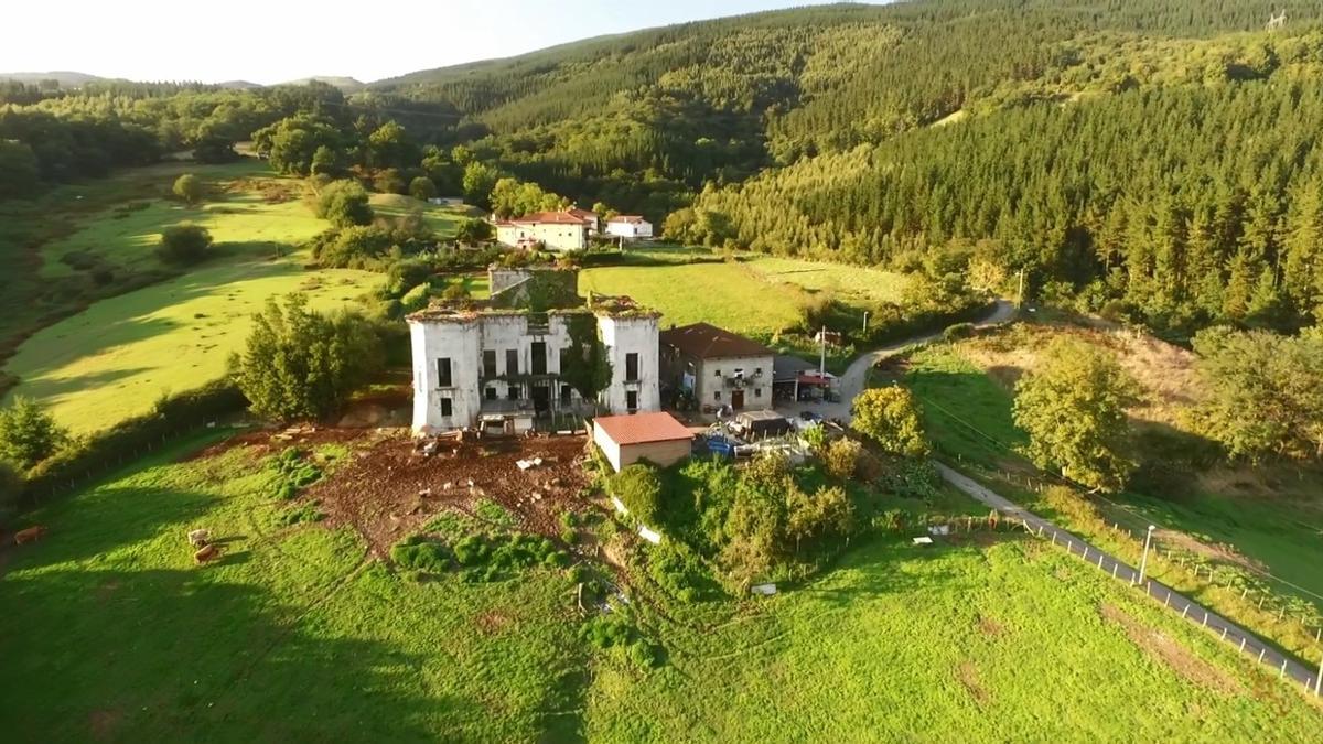 La maldición sobre el inacabado palacio de Hurtado de Amézaga, en la salida de Güeñes, le ha valido el sobrenombre de ‘palacio de las Brujas’.