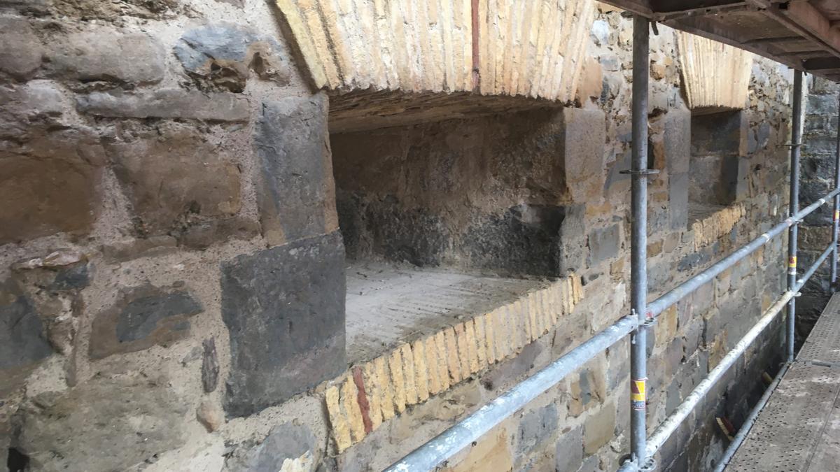 Trabajos en el lienzo de una casamata del Baluarte de Santiago.