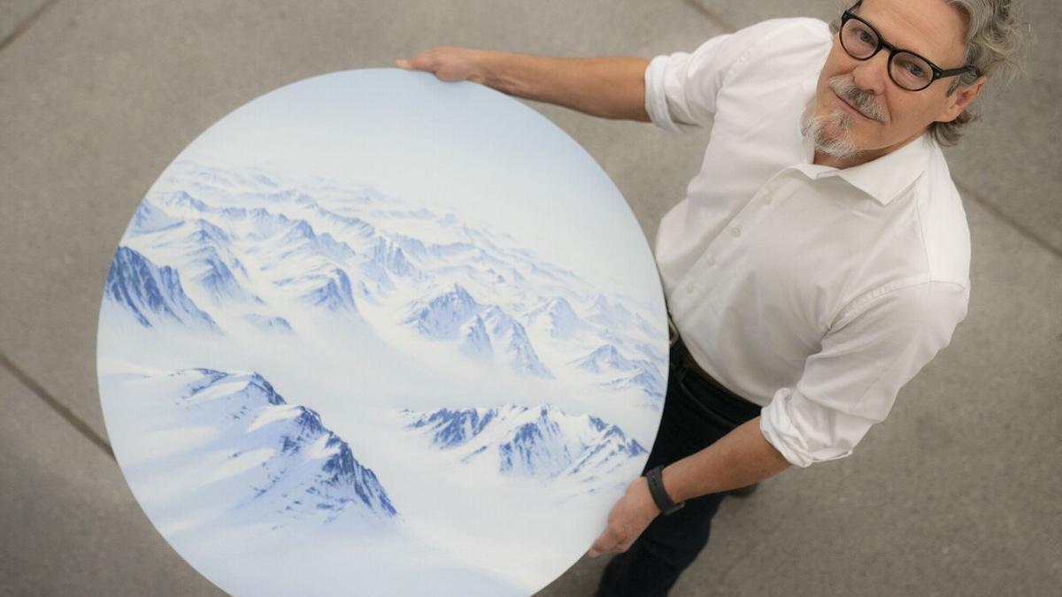 Jesus Mari Lazkano, con una de las obras fruto del viaje al Ártico