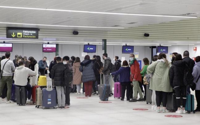 Colas de facturación en Foronda durante la pasada Semana Santa donde también se programaron vuelos chárter