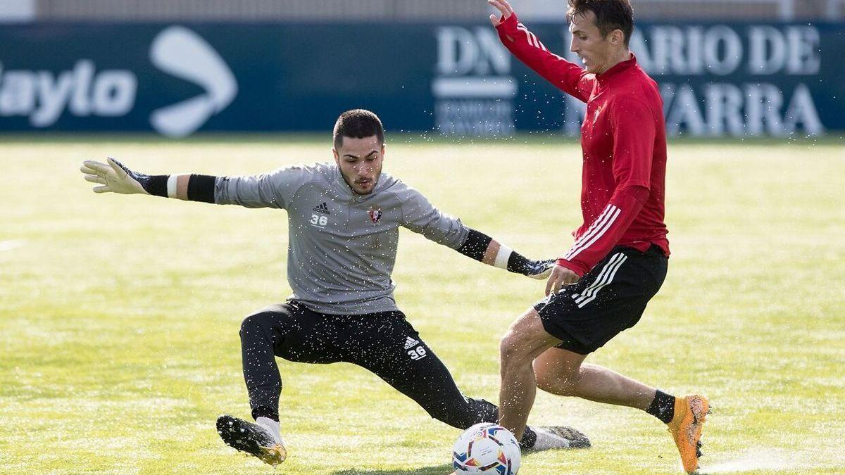 Iván Martínez, ante Budimir, en un entrenamiento de Osasuna