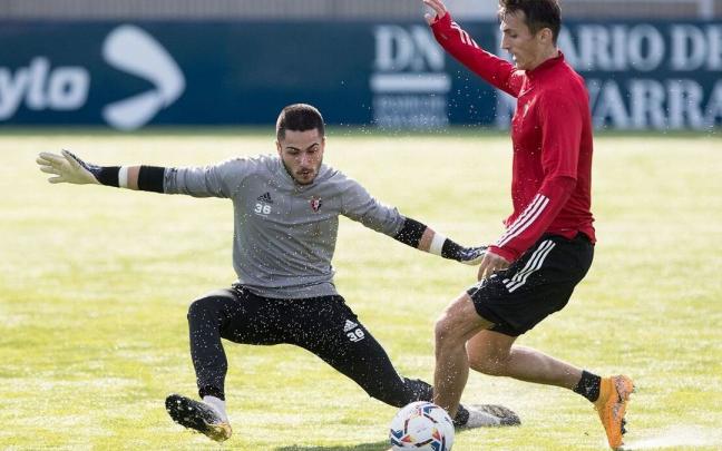 Iván Martínez, ante Budimir, en un entrenamiento de Osasuna
