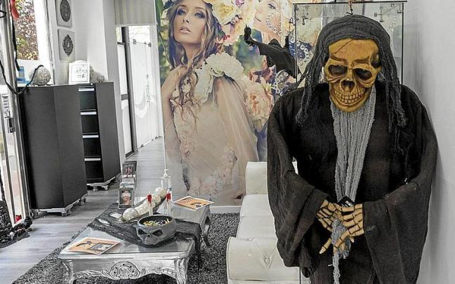 Engalanados con la est&eacute;tica Halloween lucen ya los escaparates de Gasteiz. Tiendas, bares, pubs y discotecas &lsquo;compiten&rsquo; por ver cu&aacute;l es el expositor que m&aacute;s miedo da este fin de semana de calabazas, brujas, hechiceras, esq