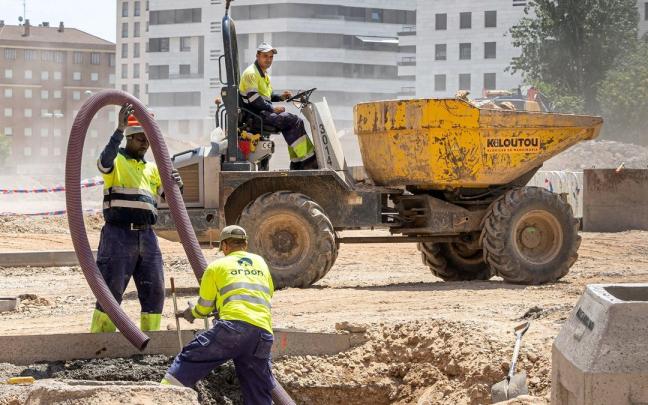 Tres obreros de la construcción trabajando. Tres obreros de la construcción trabajando.