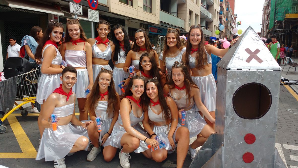 Una cuadrilla de chicas, en la bajada de cuadrillas de unas fiestas de Algorta anteriores.