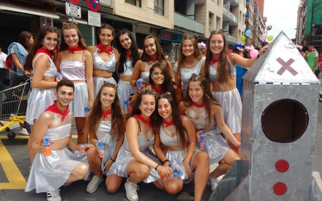 Una cuadrilla de chicas, en la bajada de cuadrillas de unas fiestas de Algorta anteriores.