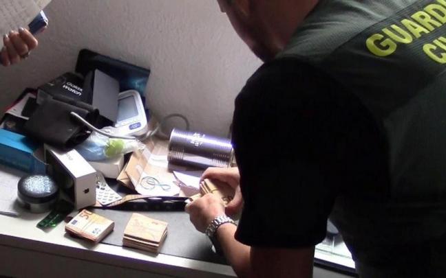 Imagen de uno de los registros de la operación que ha permitido la detención de tres estafadores que se hicieron con más de 176.000 euros de un donostiarra y un cordobés Imagen de uno de los registros de la operación que ha permitido la detención de tres estafadores que se hicieron con más de 176.000 euros de un donostiarra y un cordobés