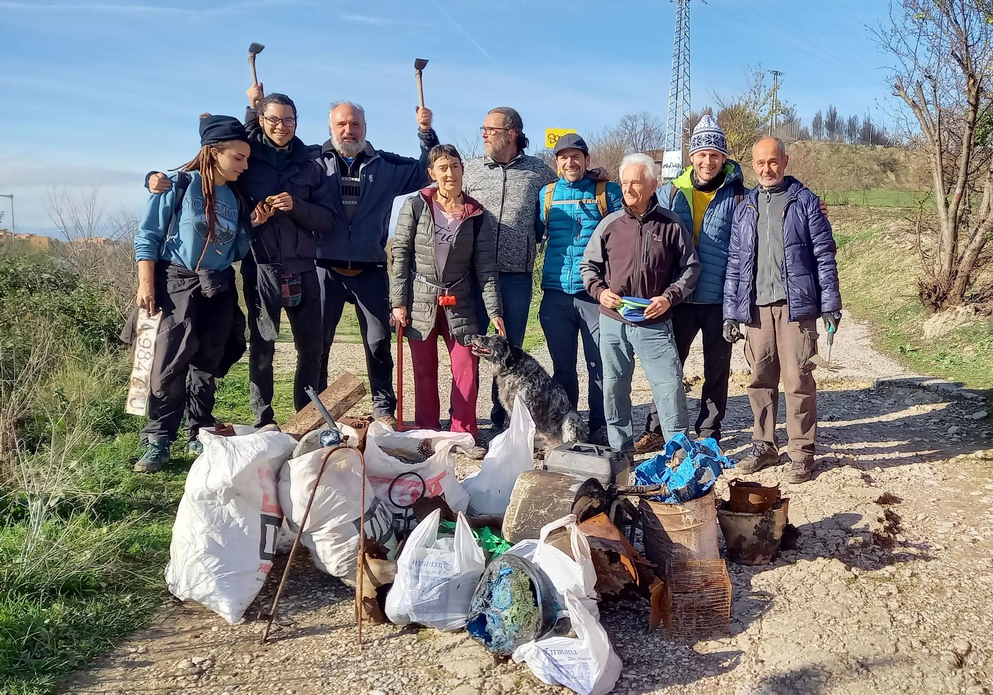 El grupo de voluntarios y voluntarias, con los residuos recogidos este sábado en Ezkaba.