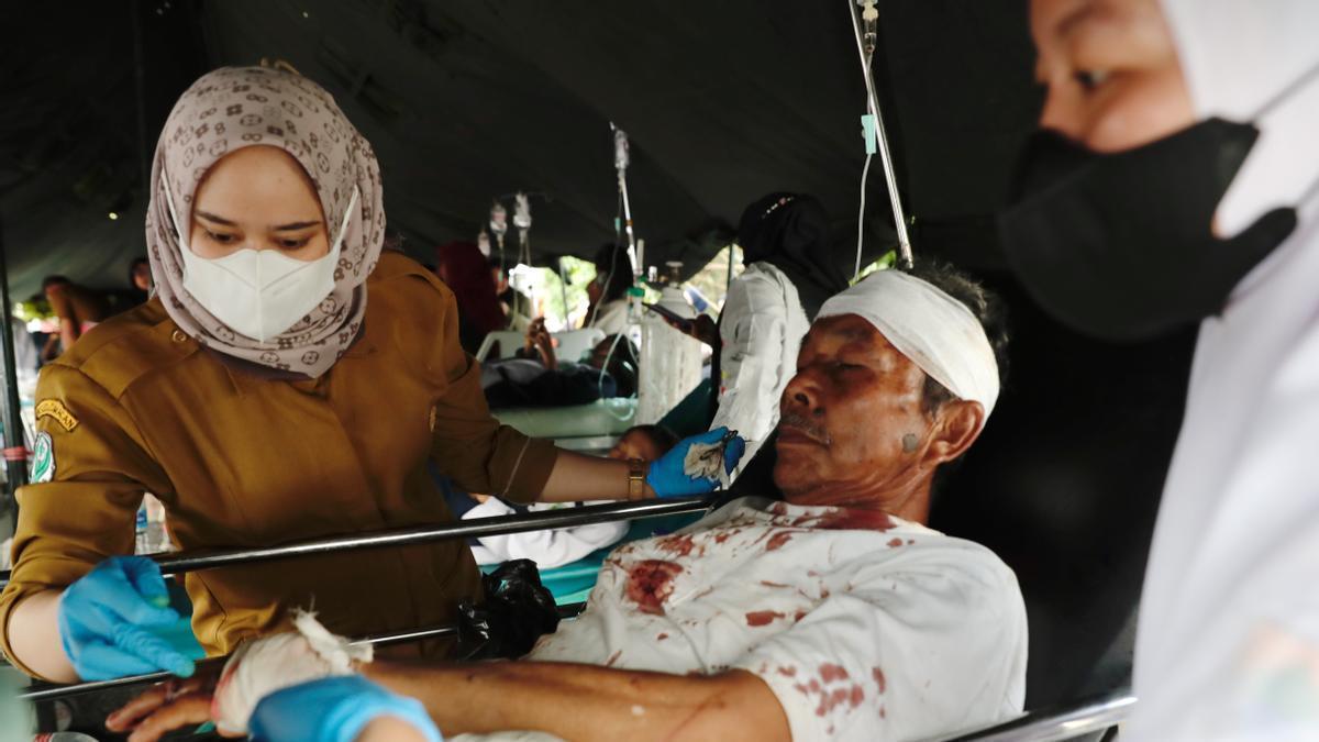 Dos sanitarias atienden a un herido en el seísmo de Cianjur, Indonesia.
