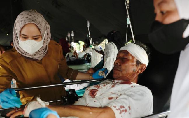 Dos sanitarias atienden a un herido en el seísmo de Cianjur, Indonesia.