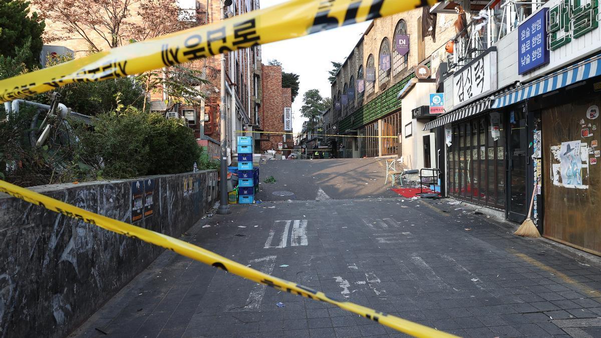 Imagen del callejón del barrio de Itaewon donde se produjo la avalancha humana durante las celebraciones de Halloween.