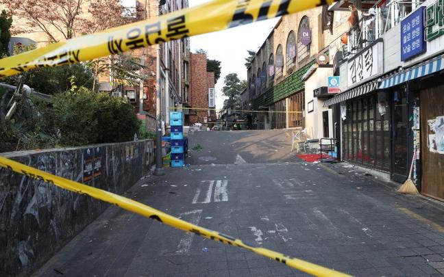 Imagen del callej&oacute;n del barrio de Itaewon donde se produjo la avalancha humana durante las celebraciones de Halloween.