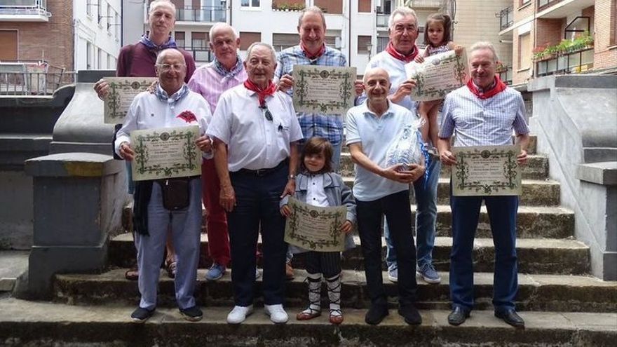 Jabier Herreo posa con su jarra, junto a miembros de la Cofradía San Roque de Llodio.