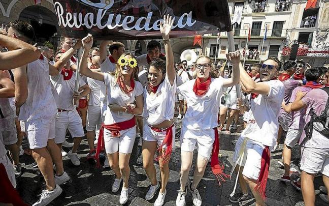 La peña La Revolvedera inicia el camino con la charanga desde la plaza de Los Fueros tras el cohete anunciador.