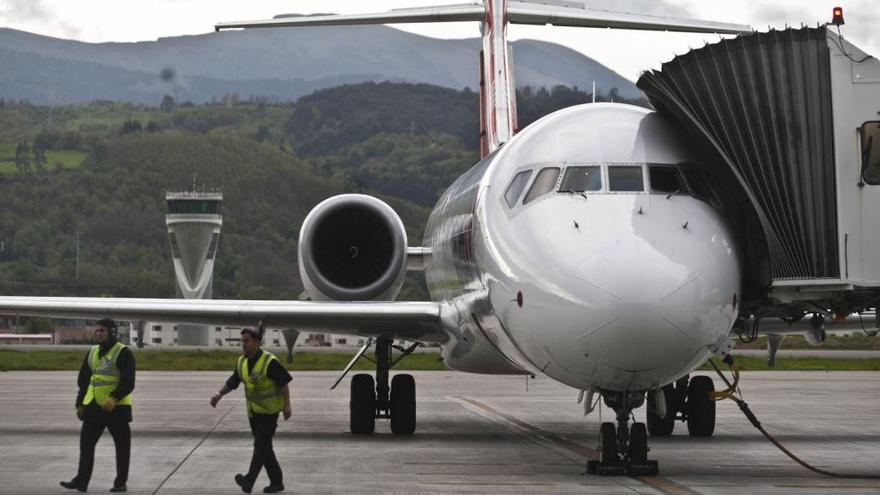 Una avión de Volotea a la espera de coger pasajeros en el aeropuerto de Bilbao